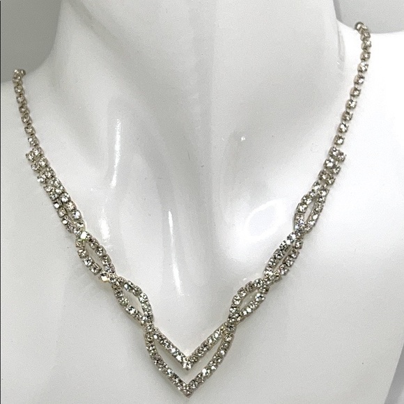 Beautiful Silver Twisted Rhinestone V-Shaped Necklace - Picture 2 of 2